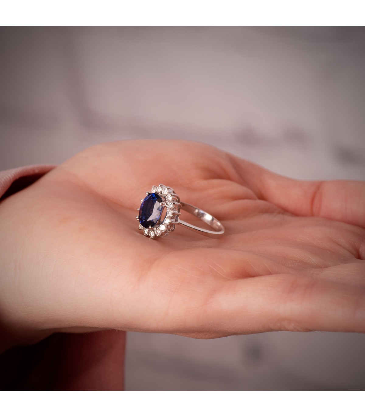 Bague avec saphir. Bague de fiançailles pour femme en or 18 carats. Bijouterie en ligne Alda Joyeros.