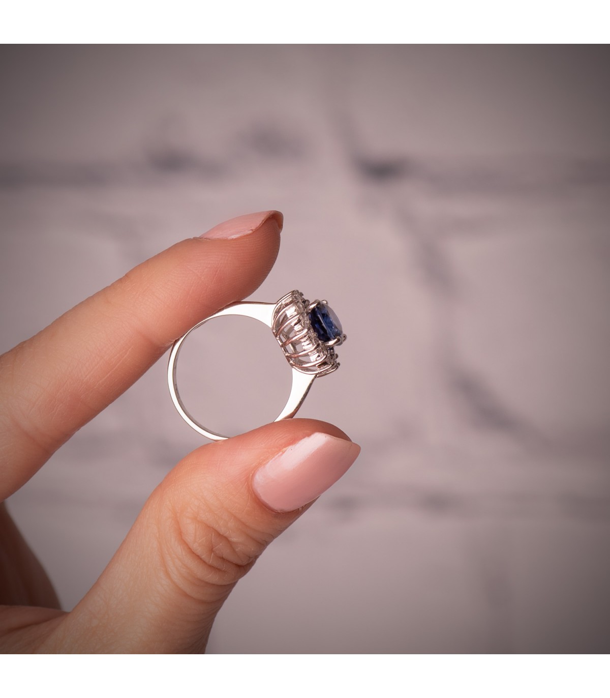 Anillo para mujer en oro blanco. Anillo Galadriel con zafiro y diamantes 0,520 quilates.