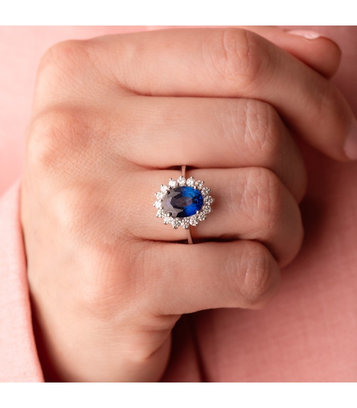 Bague en or blanc Galadriel avec saphir 2.47 carats et diamants 0.520 carats. Haute joaillerie.