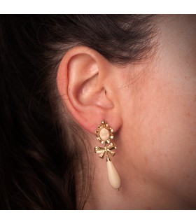 Orecchini pendenti lunghi fantasia. Pietra a goccia avorio. Oro 750. Ricamati, monachella.