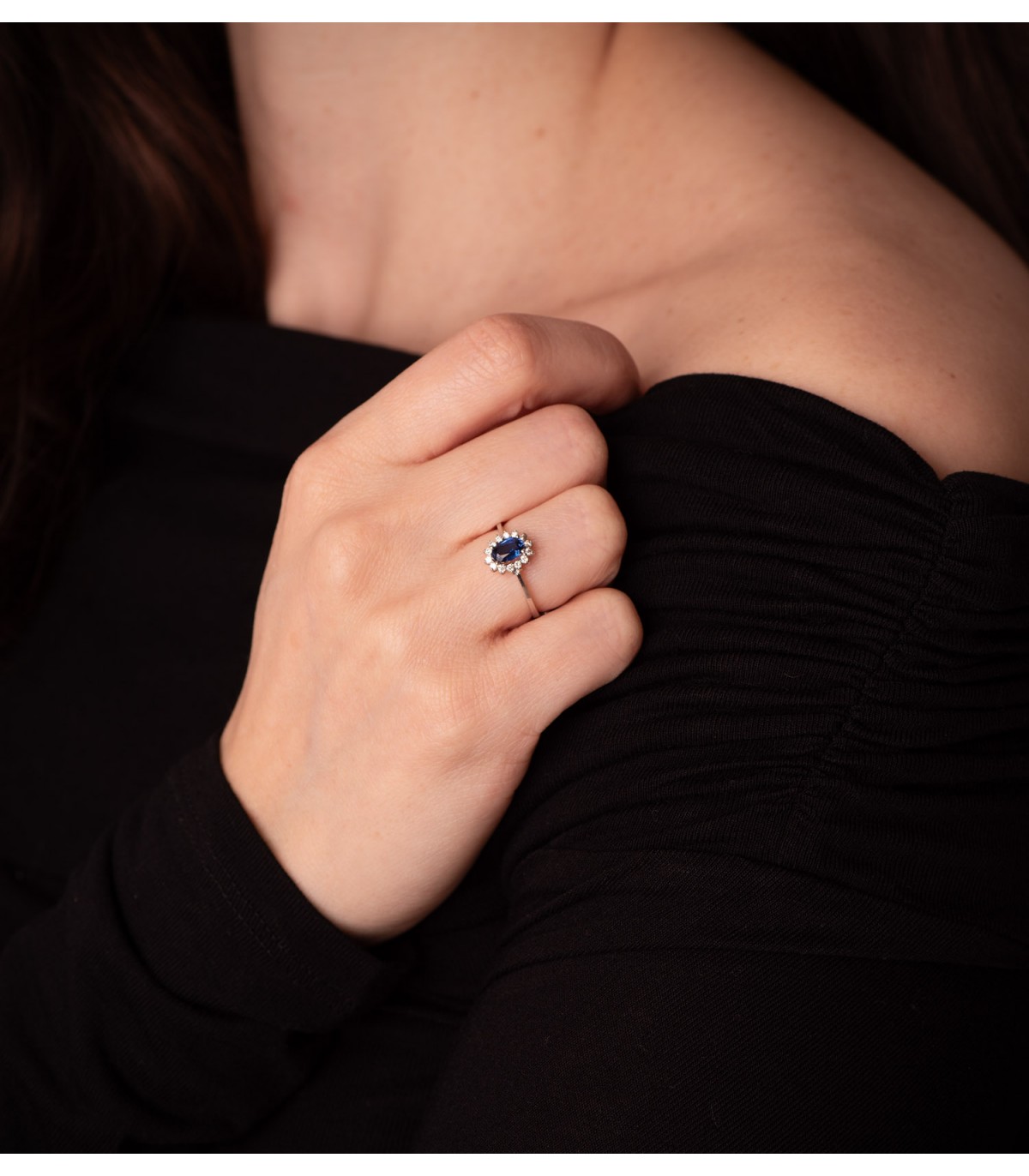 Anello da donna con zaffiro e diamanti. Anello con pietra azzurra. Oro bianco 18 carati.