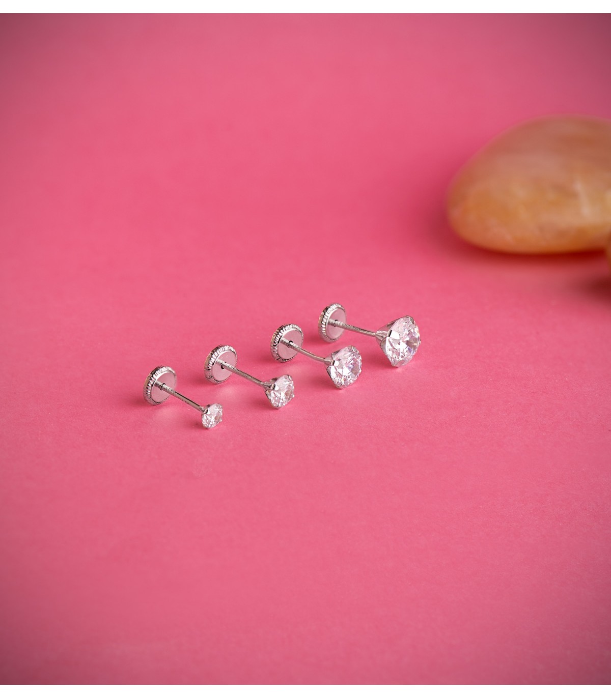 Puces d'oreilles et clous d'oreilles pour femme. Or 18 carats - 5 mm. Boucle d'oreille petite.