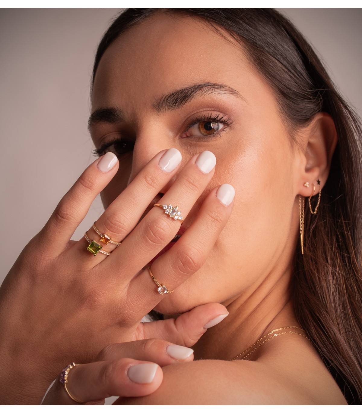 Anello da donna in oro giallo 18 carati. Pietra semi preziosa citrino. Anello con diamanti.