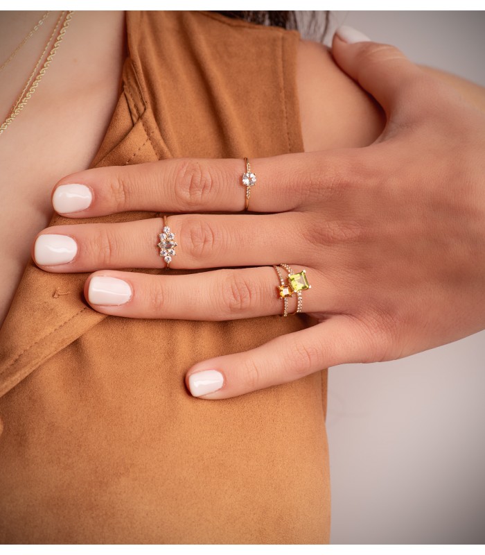 Sortija de oro 18 kilates para mujer. Modelo Loren. Anillo con diamantes.