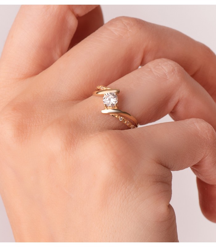 Anello in oro giallo per fidanzamento Solitario Davinze Oro 18K e pave di zirconi.