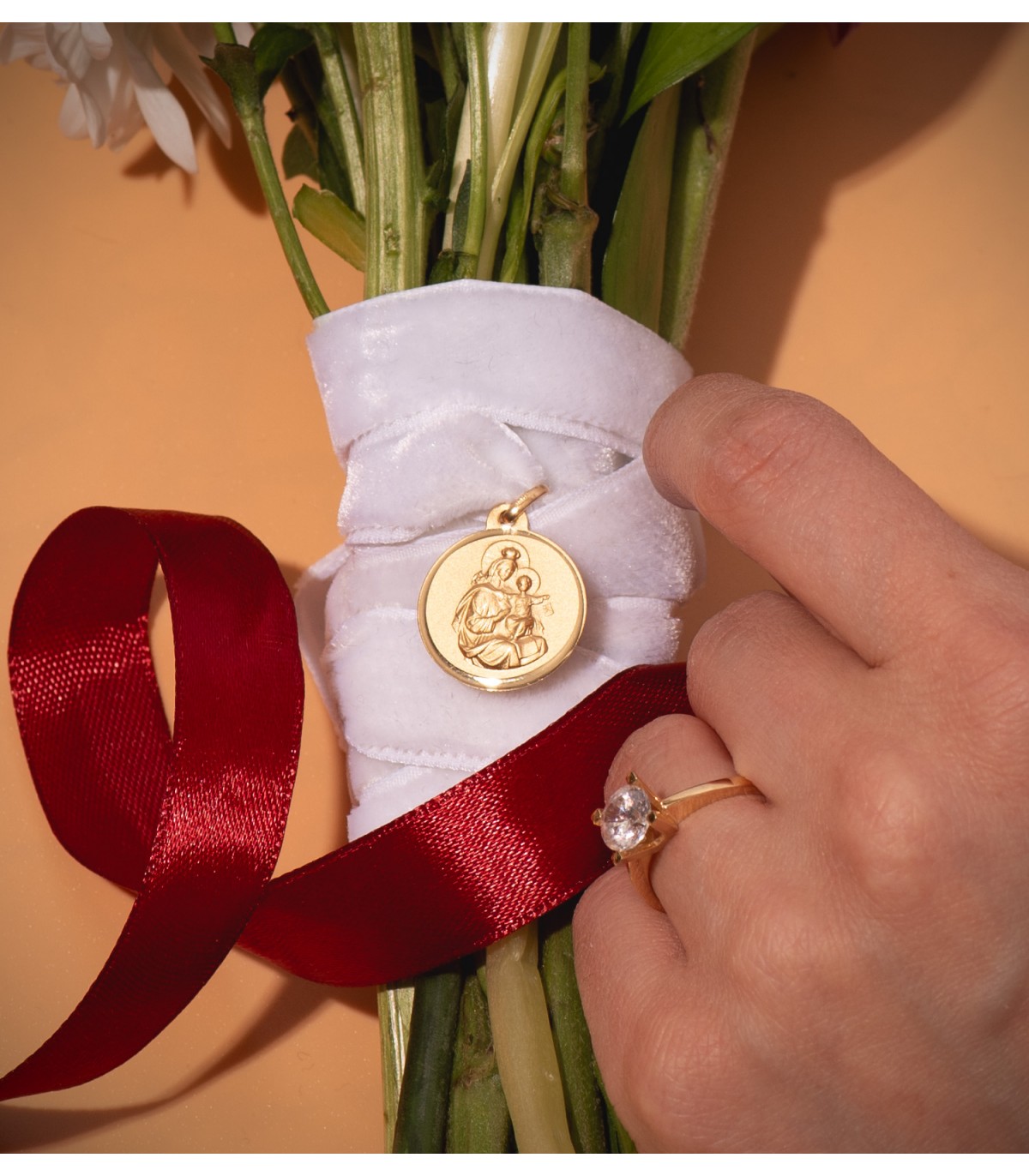 Medalla para ramo de novia, escapulario virgen del Carmen de oro.