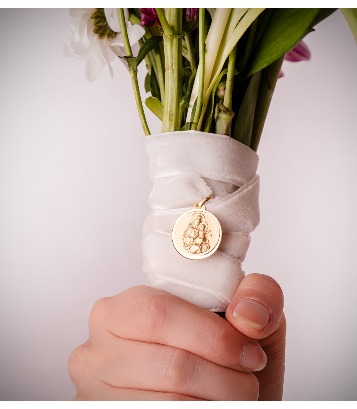 Medalla ramo de novia con escapulario
