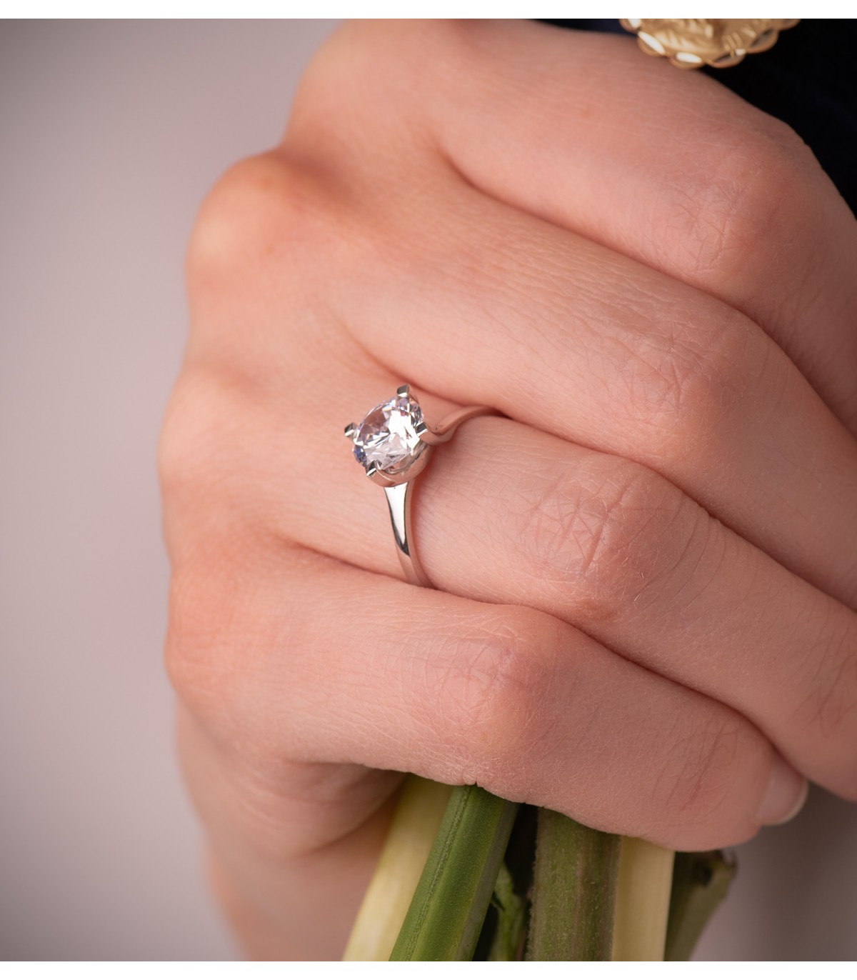 Bremen Verlobungsring 18K Gold mit Zirkonia 4-Krappen, Weißgold, glänzend und eleganter