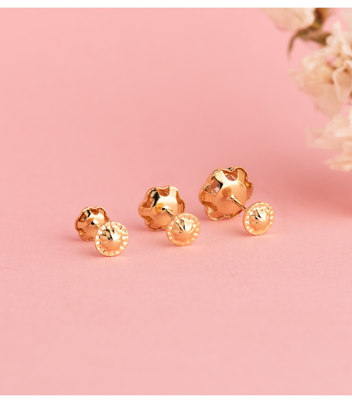 Pendientes con forma de flor y circonitas para niña en oro 18 kilates.