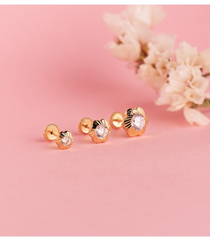 Puces d'oreilles à motif de fleur avec zircones en or jaune 18 carats.