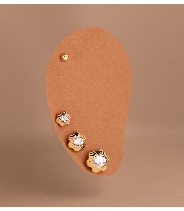 Pendientes Emelie flor tallada Oro Amarillo 18K 9mm Para Niña Comunión o mujer.