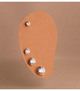 Pendientes niña Amalia Oro 18 Kilates 5 mm, chatones cuadrados.