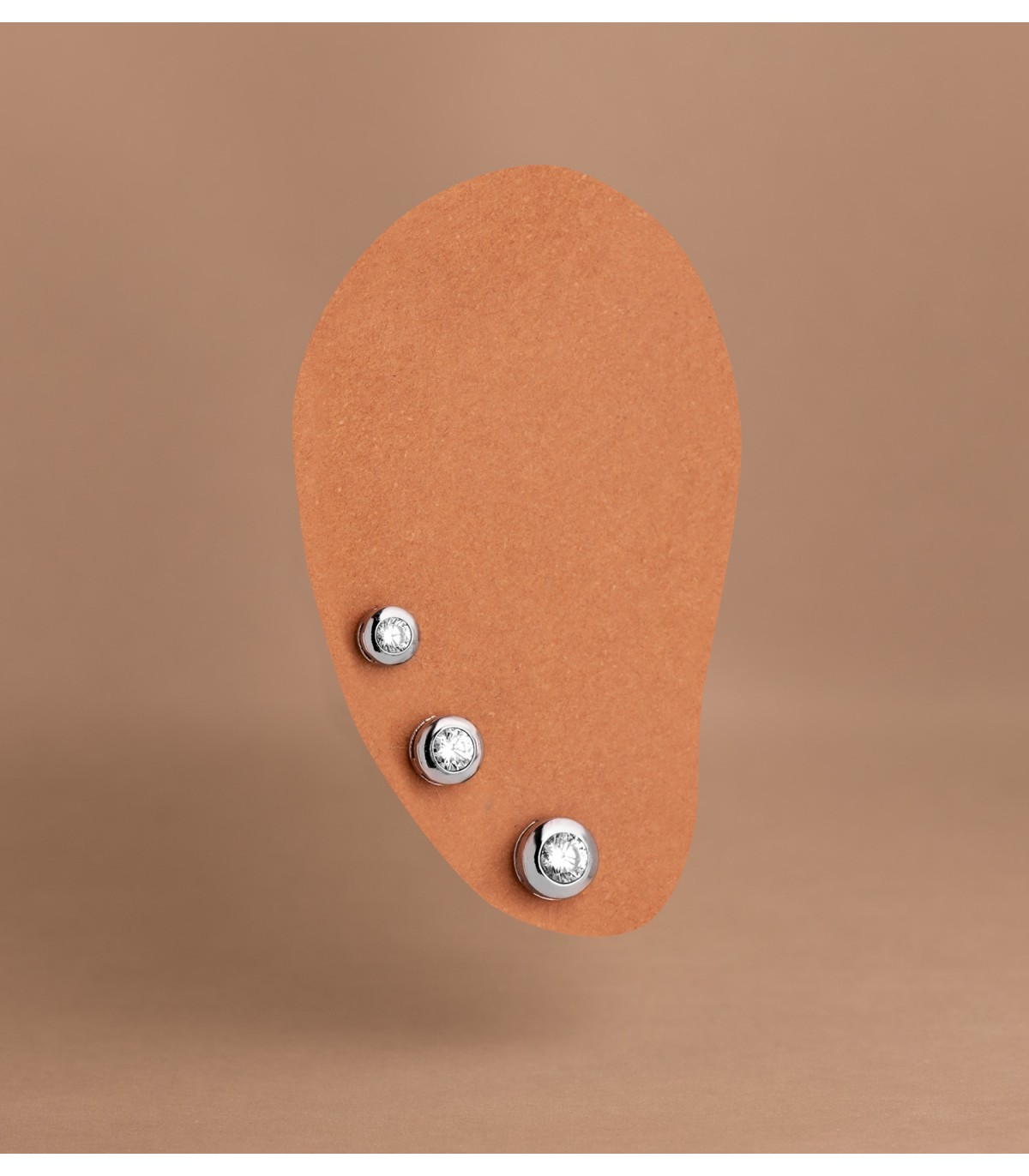 Pendiente chatón 4mm 18 Ktes, ideal para niñas, pendientes de oro blanco mujer.