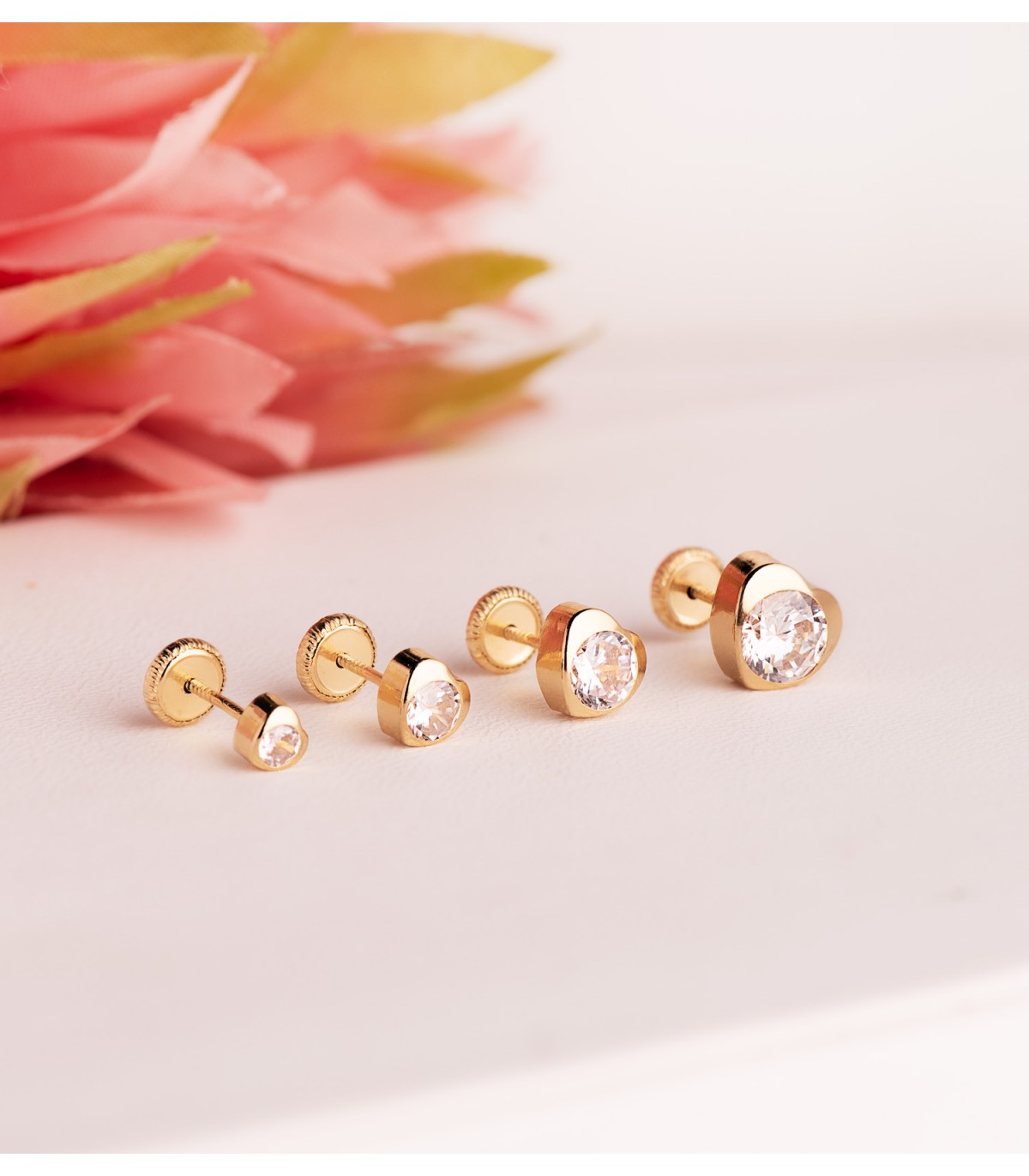 Punto luce in oro giallo 18 Kt Africa 4 mm, con disegno di cuore per neonata.