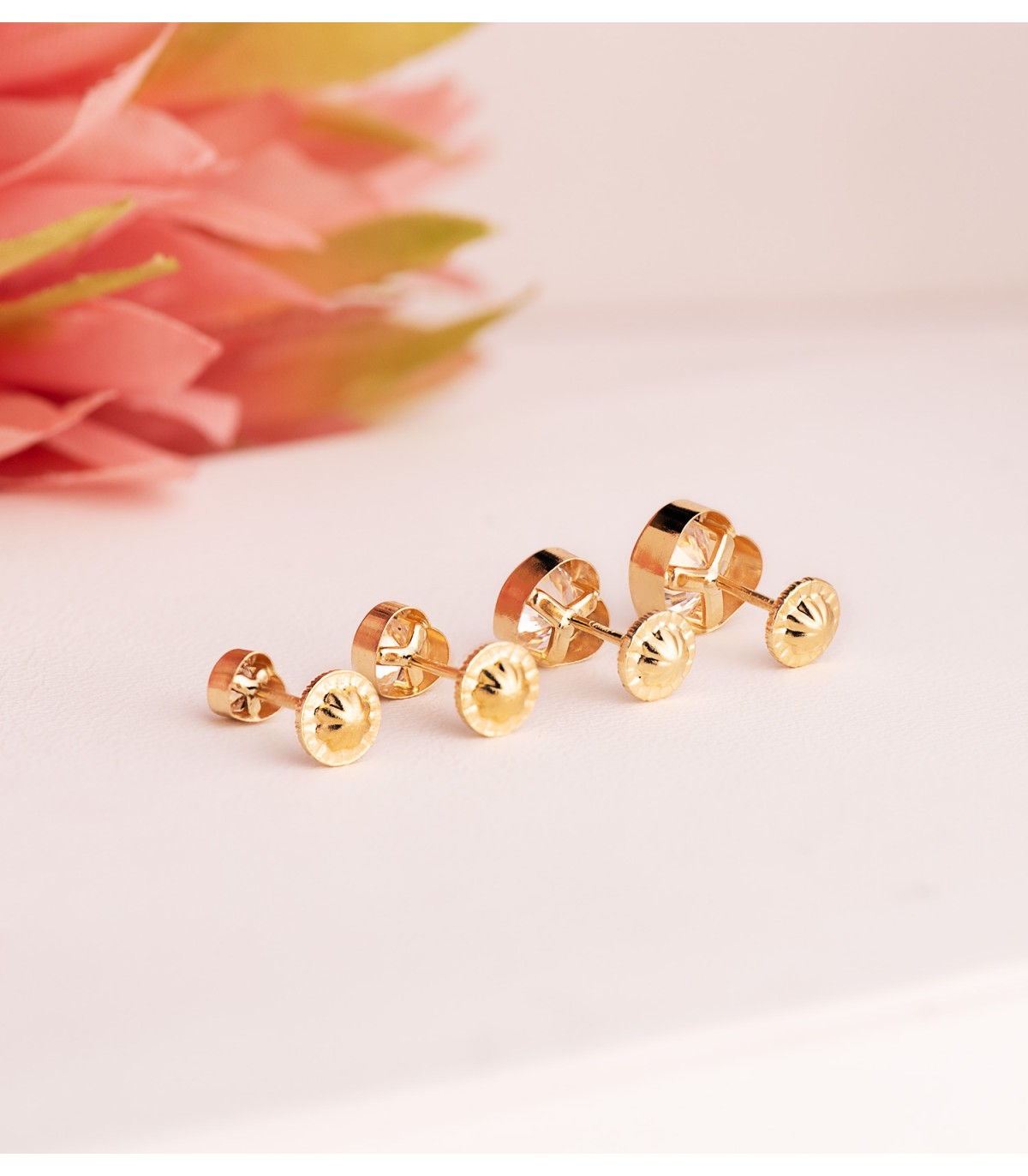 Punto luce in oro giallo 18 Kt Africa 4 mm, con disegno di cuore per neonata.