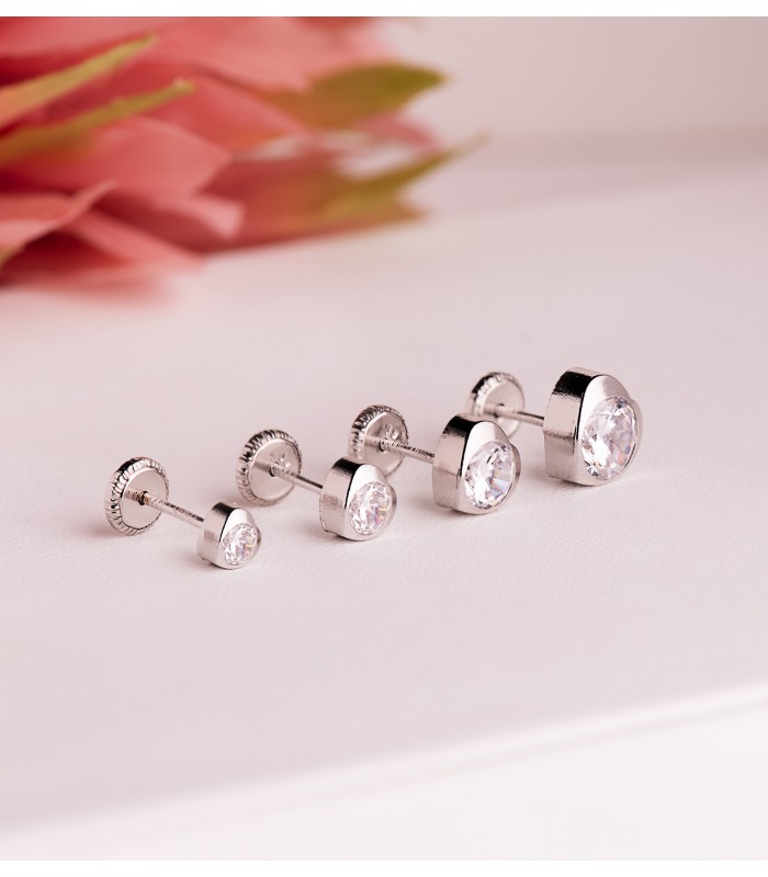 Dormilonas oro blanco 18k para niñas, modelo Africa 7.5 mm, con diseño chatón de corazones.