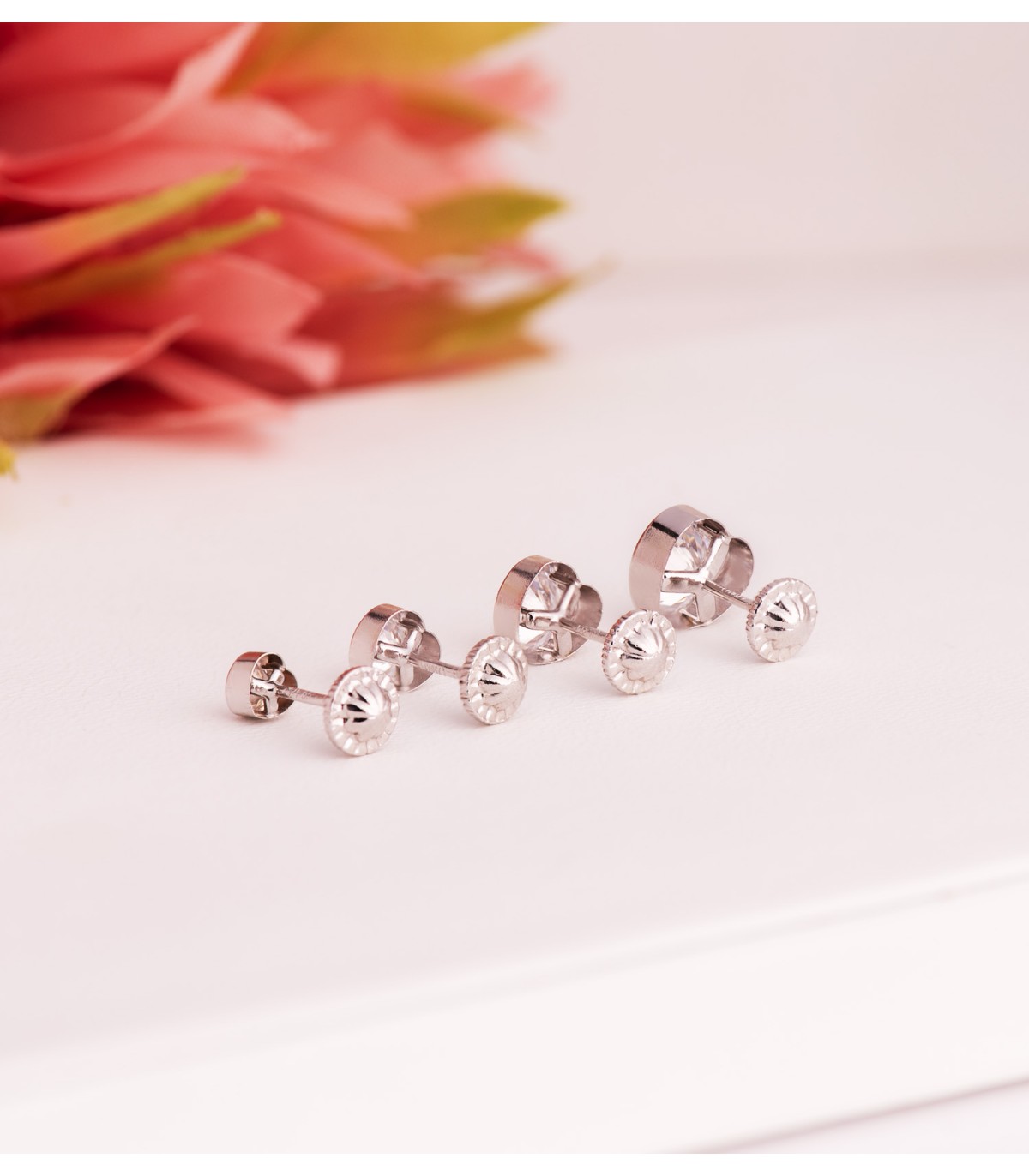 Dormilonas oro blanco 18k para niñas, modelo Africa 7.5 mm, con diseño chatón de corazones.