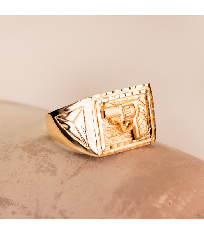 Bague homme, design chevalière massive avec pistolet Or jaune 18K