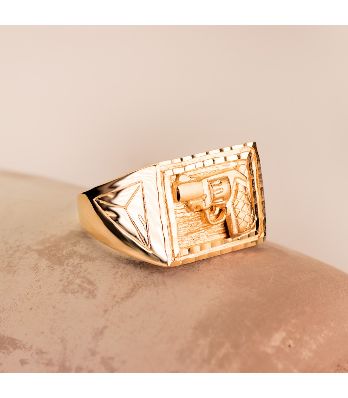 Bague homme, design chevalière massive avec pistolet Or jaune 18K