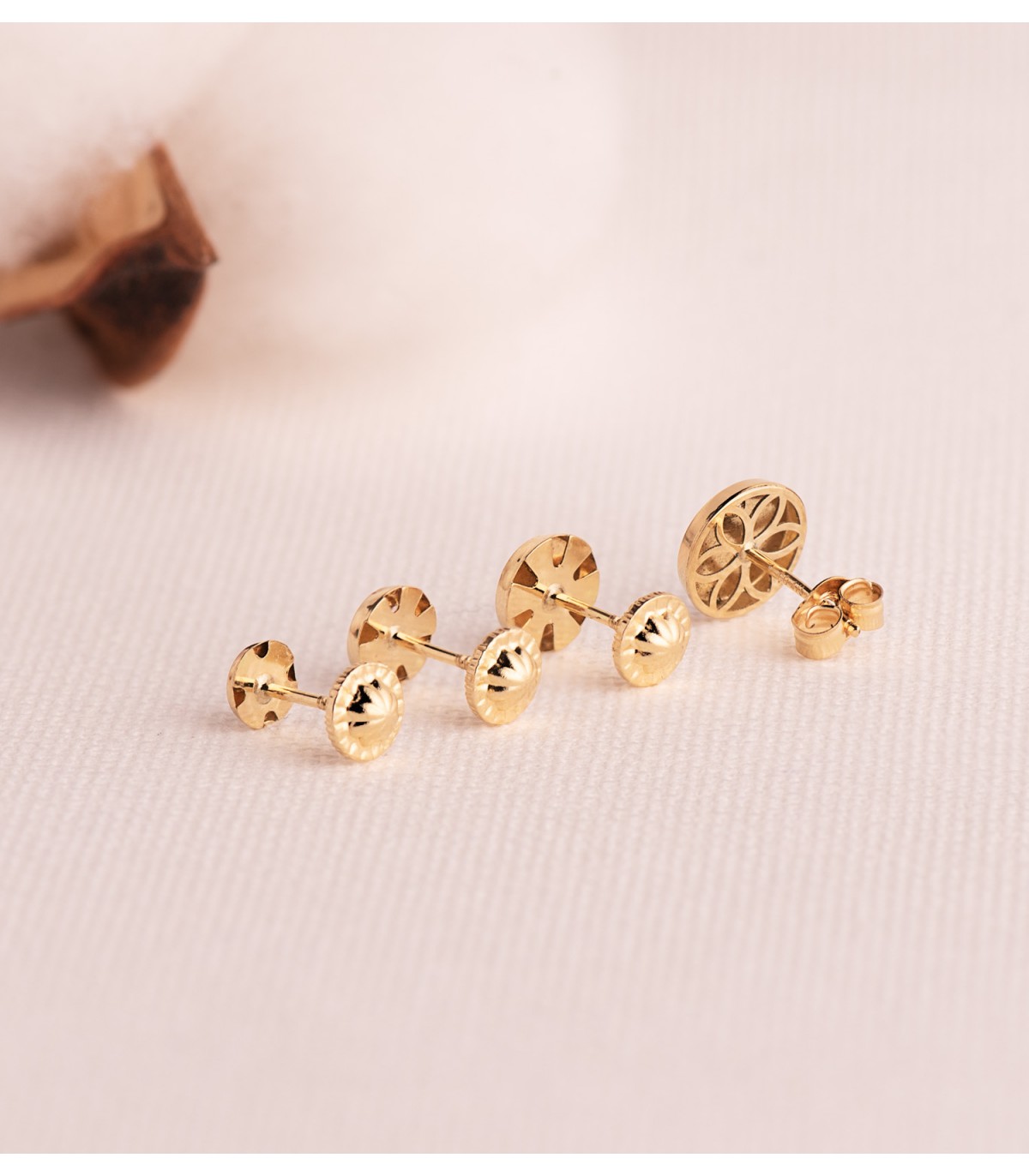 Pendientes redondos Mónica Oro 18 Kilates 8 mm. Pendientes atemporales y clásicos de mujer para llevar a diario.