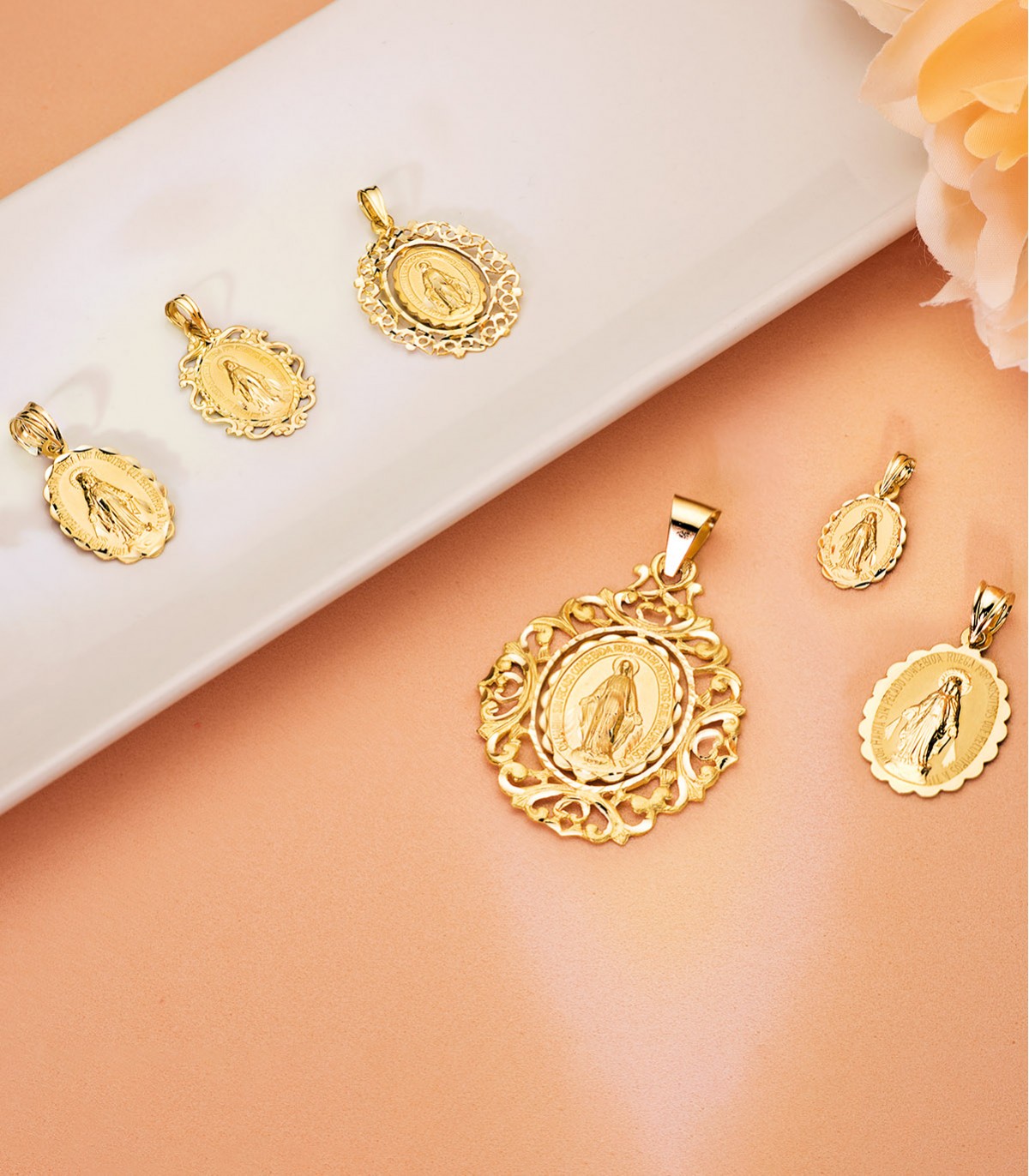 Pendentifs avec Vierge Marie, médaille miraculeuse 9 carats.