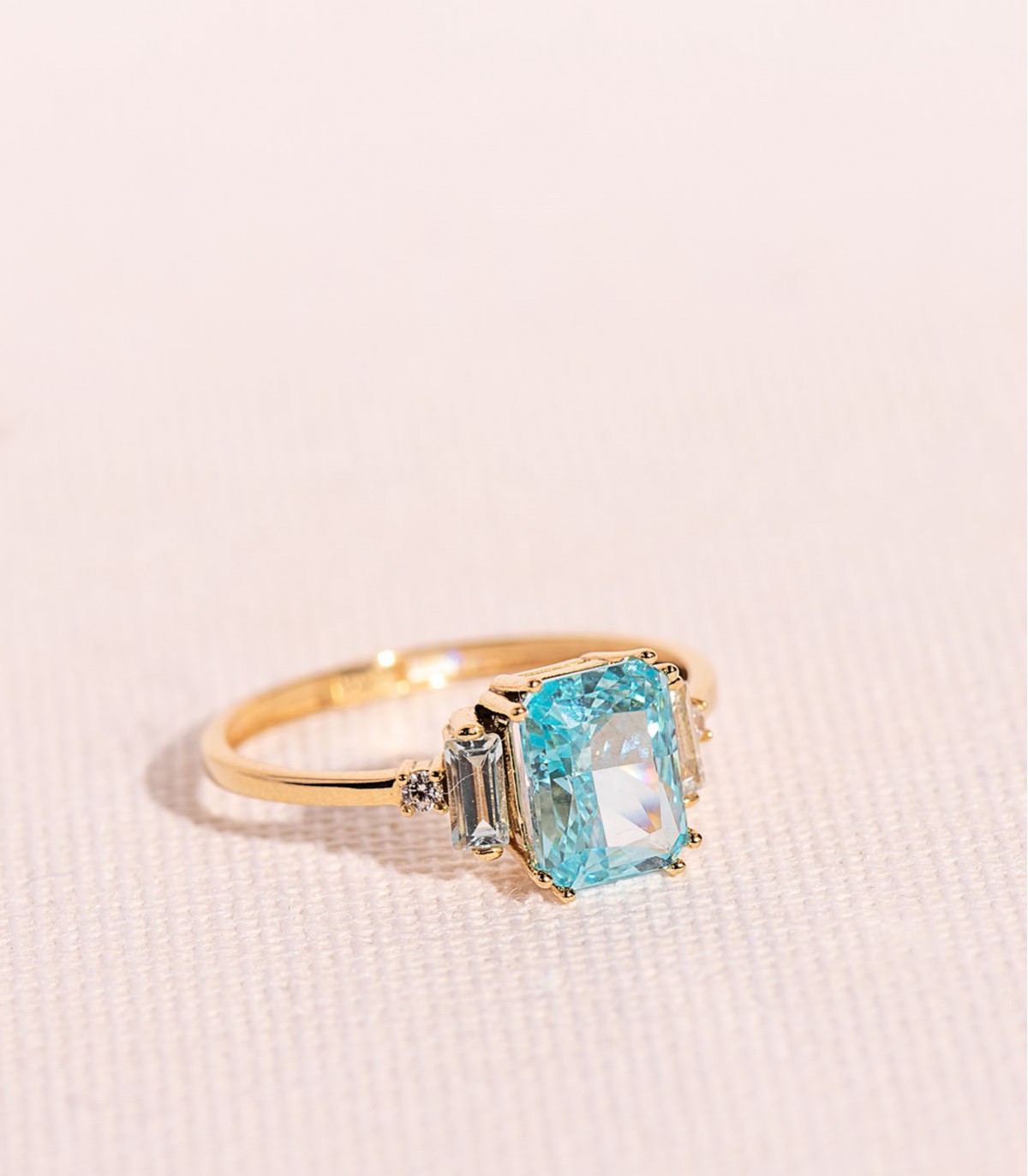 Bague avec topaze blu paraïba 18 carats 750/1000