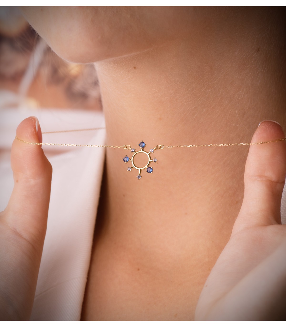 Collar Mujer Universe Oro Amarillo 18K, sol con piedras azules