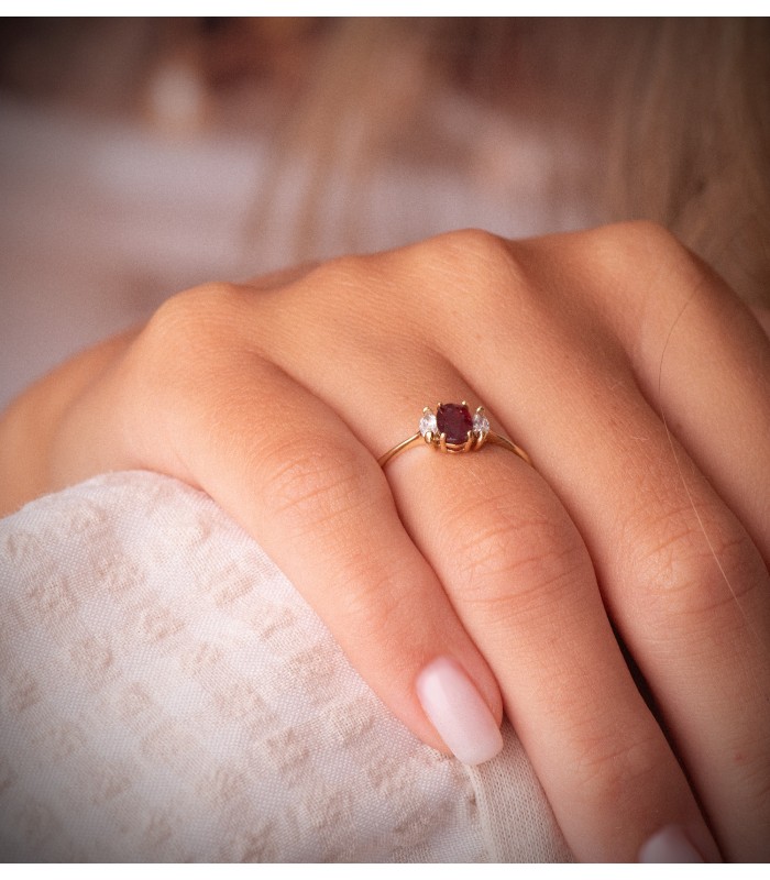 Anello con rubino rosso - Modello Intuition in oro giallo con diamanti, ideale regalo donna: Natale, Proposta Matrimonio.