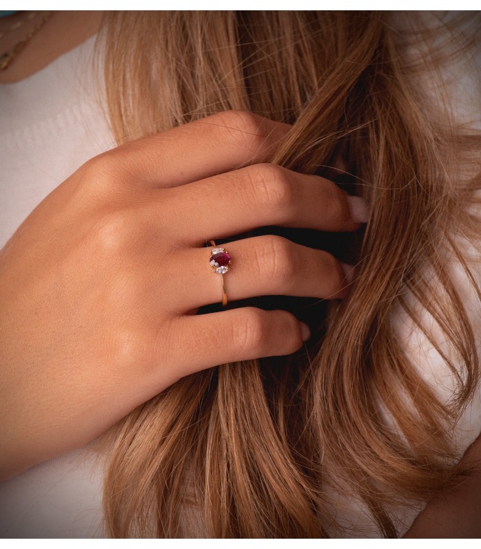 Anello con rubino rosso - Modello Intuition in oro giallo con diamanti, ideale regalo donna: Natale, Proposta Matrimonio.
