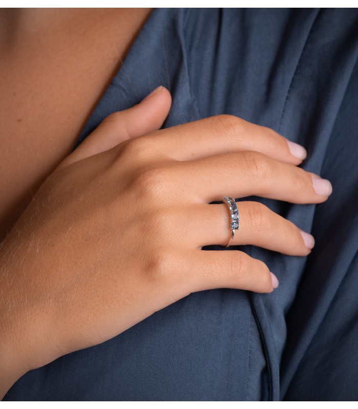 anillo de compromiso con topacio azul