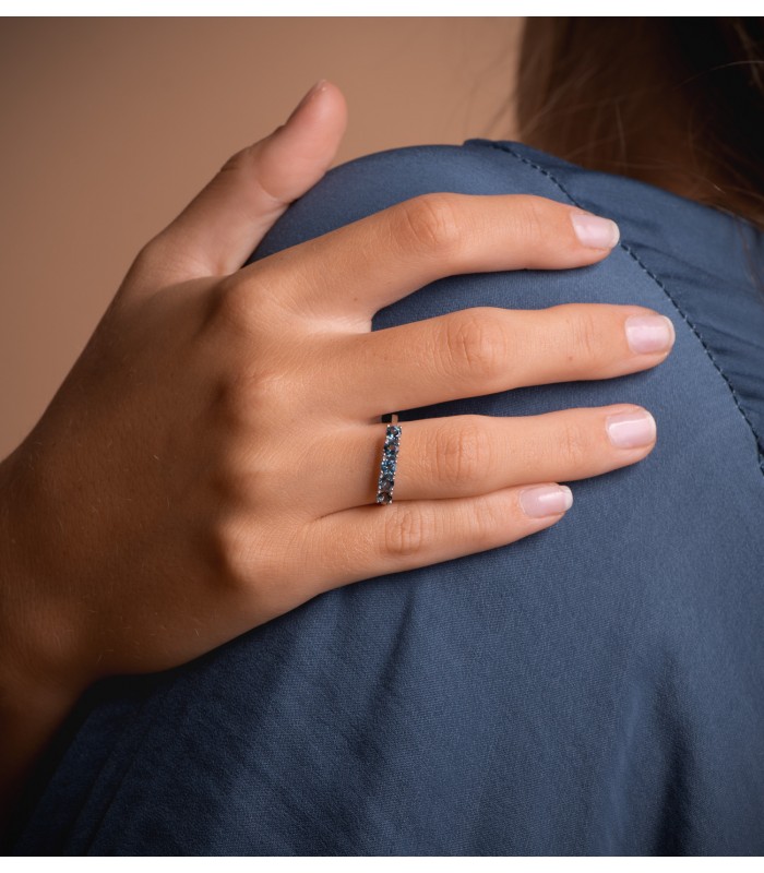 anillo de compromiso con topacio azul