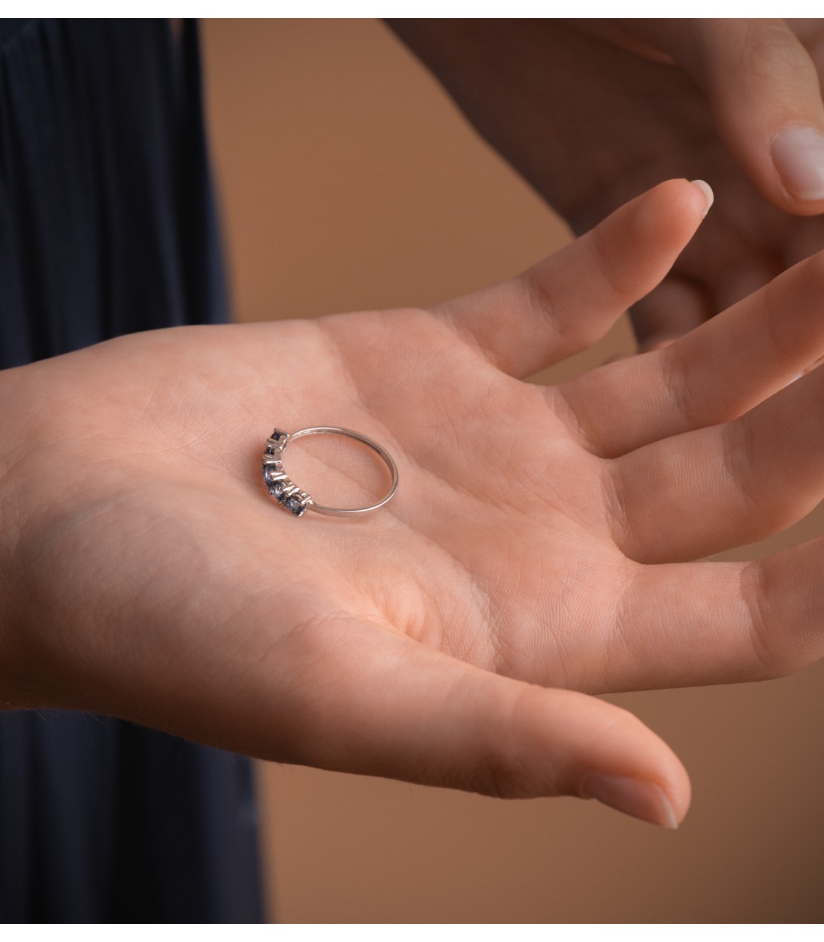 anillo de compromiso con topacio azul