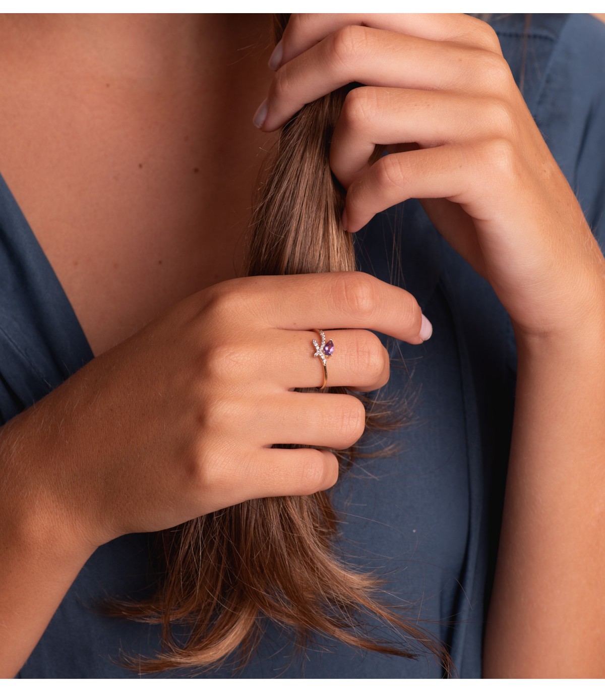 Anello ametista, Modello Meraki in oro giallo e forma di fiocco -  Pietra semipreziosa ametista a goccia