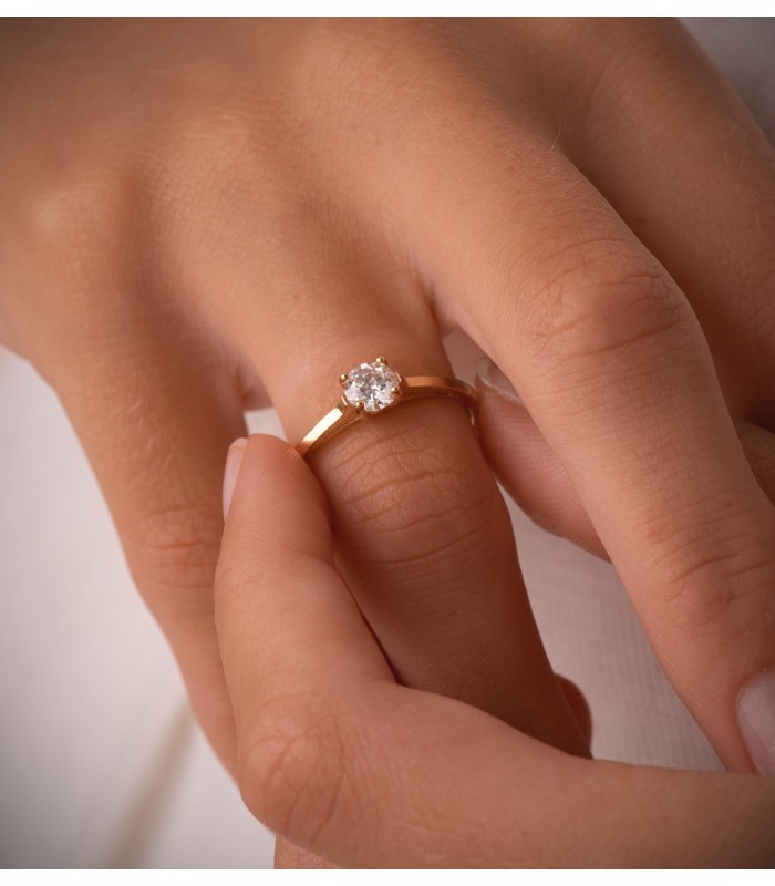 Anillo de compromiso con diamante en oro amarillo 18 kilates. Colección anillos de oro para mujer.