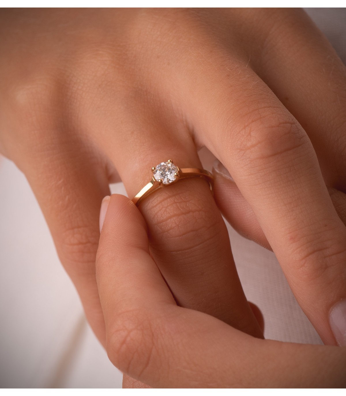 Anillo de compromiso con diamante en oro amarillo 18 kilates. Colección anillos de oro para mujer.
