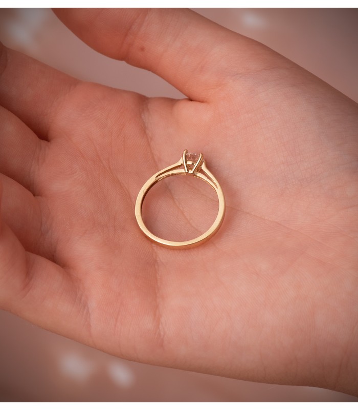 Anillo de compromiso con diamante en oro amarillo 18 kilates. Anillos de oro mujer.