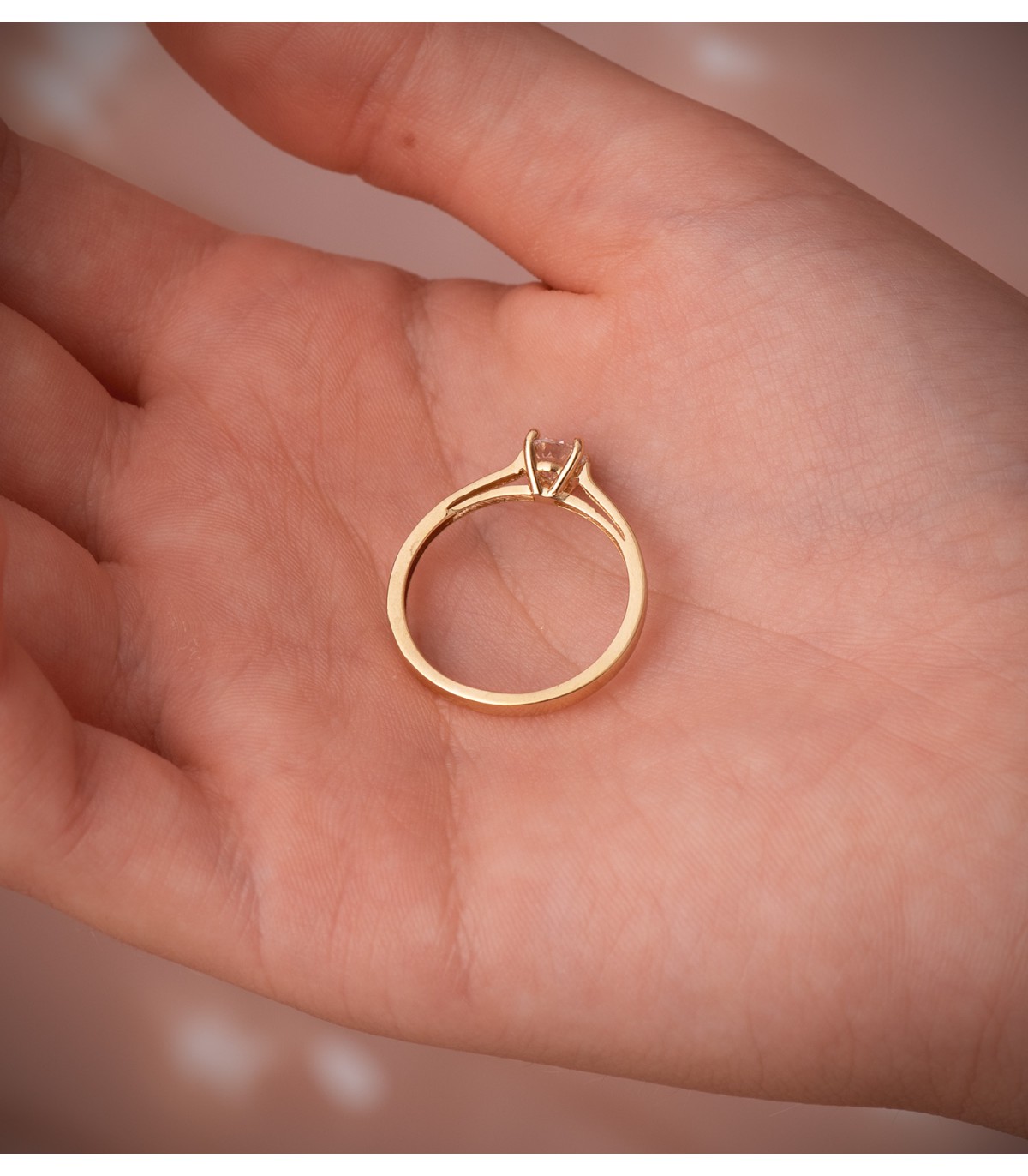 Anillo de compromiso con diamante en oro amarillo 18 kilates. Anillos de oro mujer.