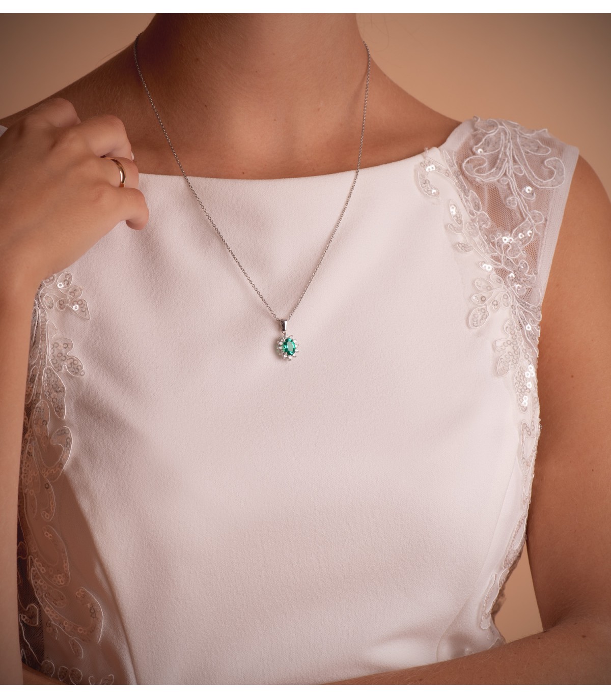 Colgante Eowyn Oro 18K Esmeralda y Diamantes 0.400 Qts. Joyas de novia, alta joyería.