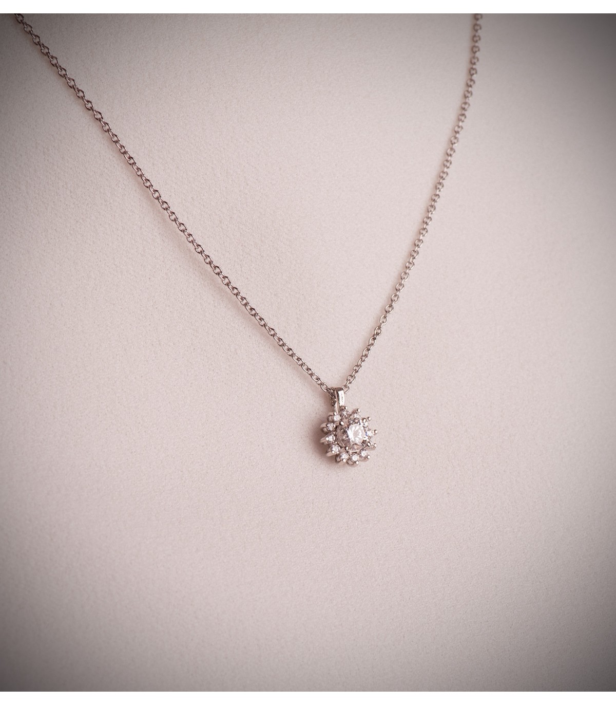 Colgante Idril Oro blanco 18K Diamantes, Collares diamantes mujer.