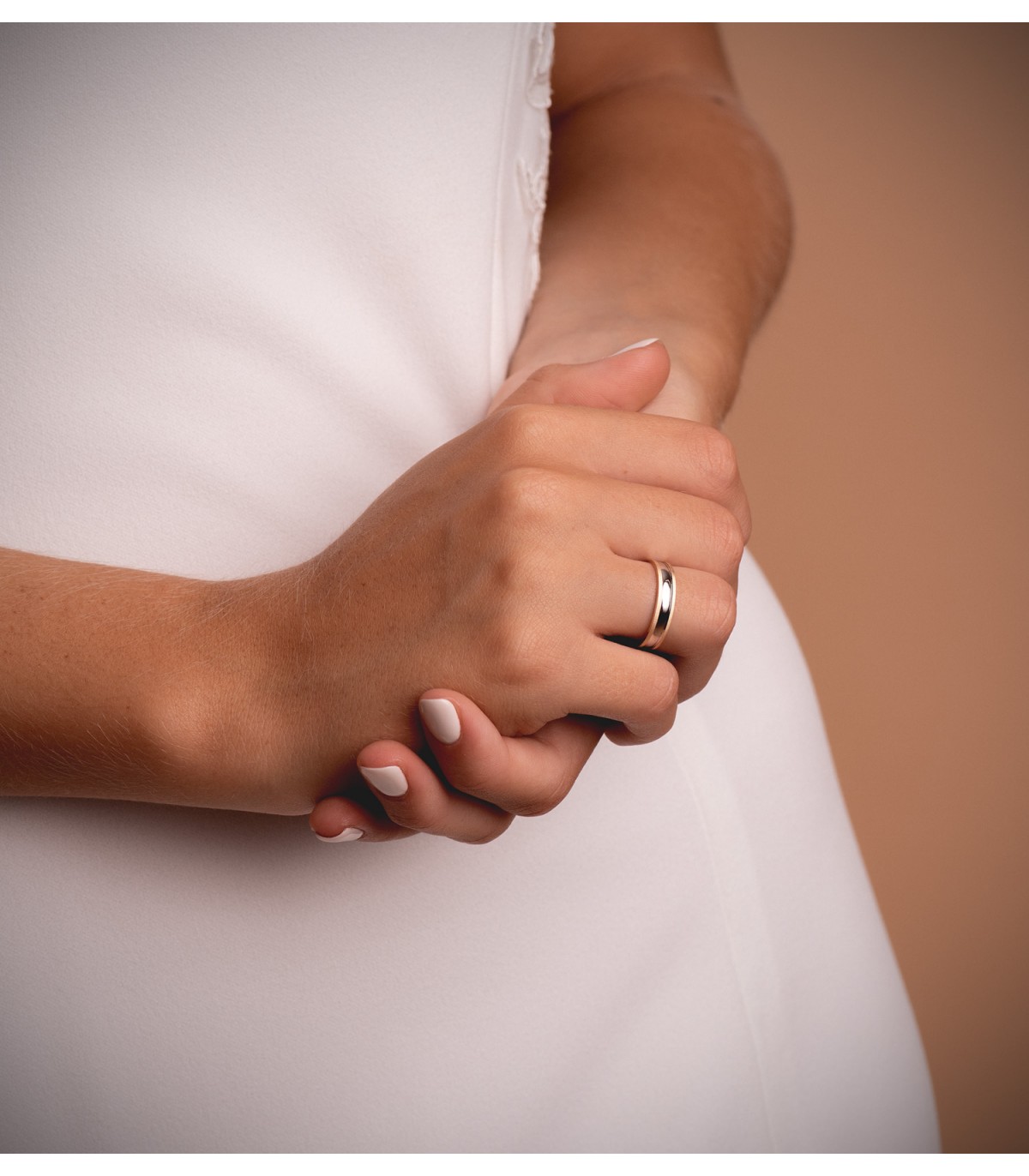 Anillo matrimonio Ainhoa 4 mm. Alianza oro bicolor. Compra joyas online.