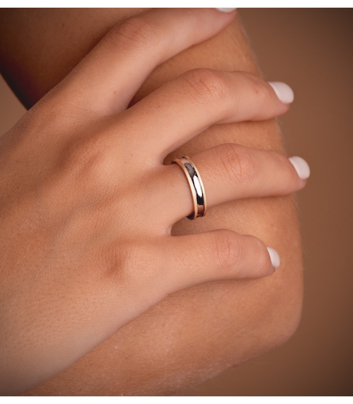 Anillo matrimonio Ainhoa 4 mm. Alianza oro bicolor. Compra joyas online.