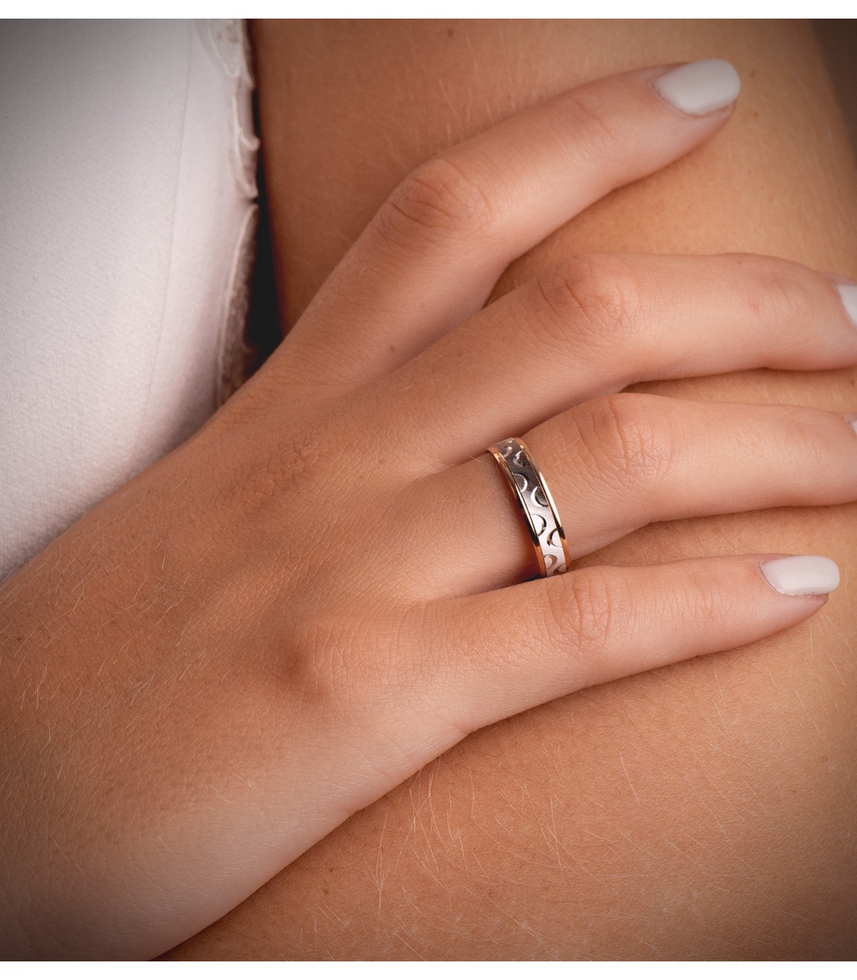 Fede nuziale donna oro 18 carati bicolore. Fede nuziale oro bicolore. Gioielli online.
