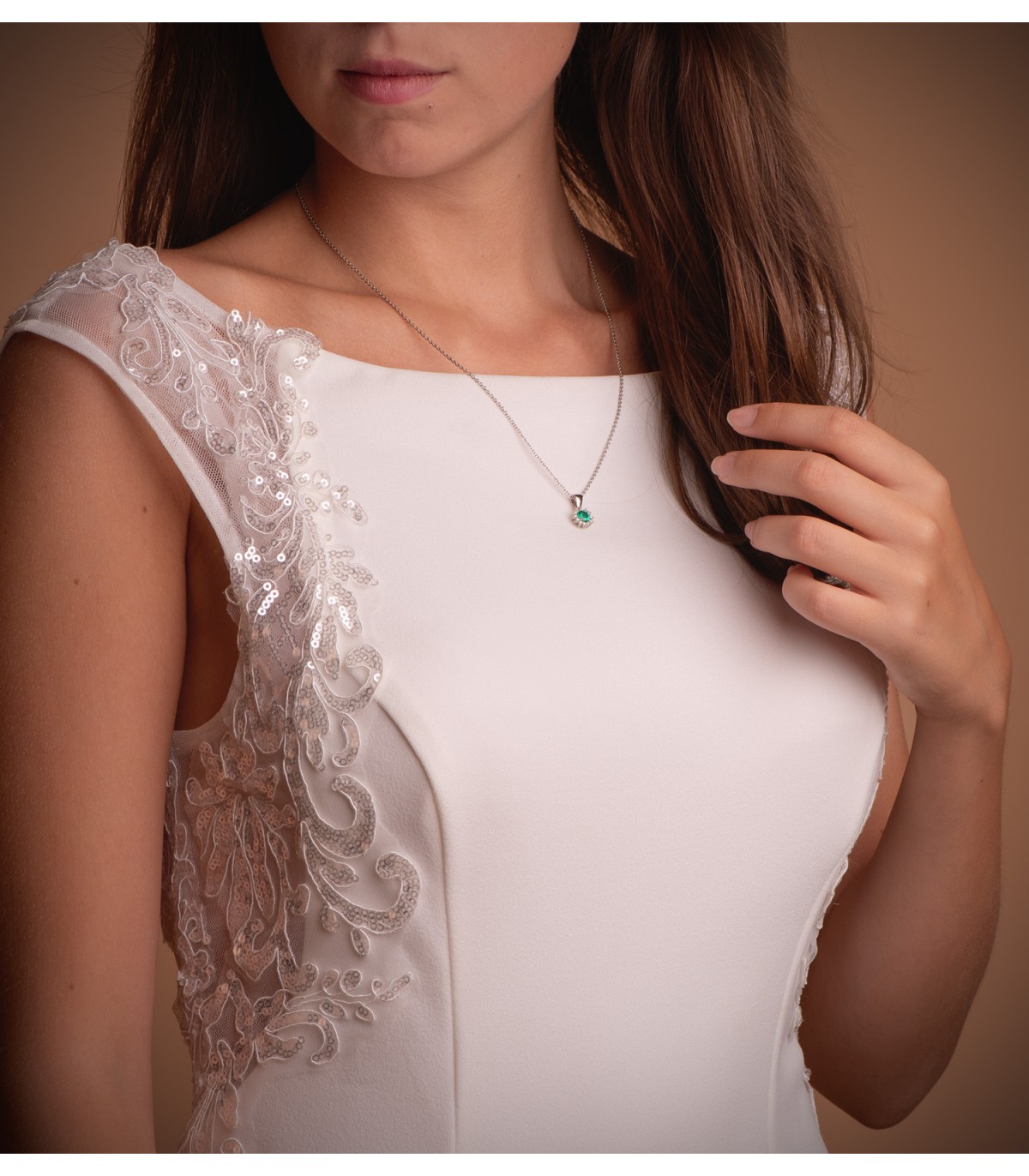 Colgante Idril Oro blanco 18K Diamantes y Esmeralda, Collares diamantes mujer.