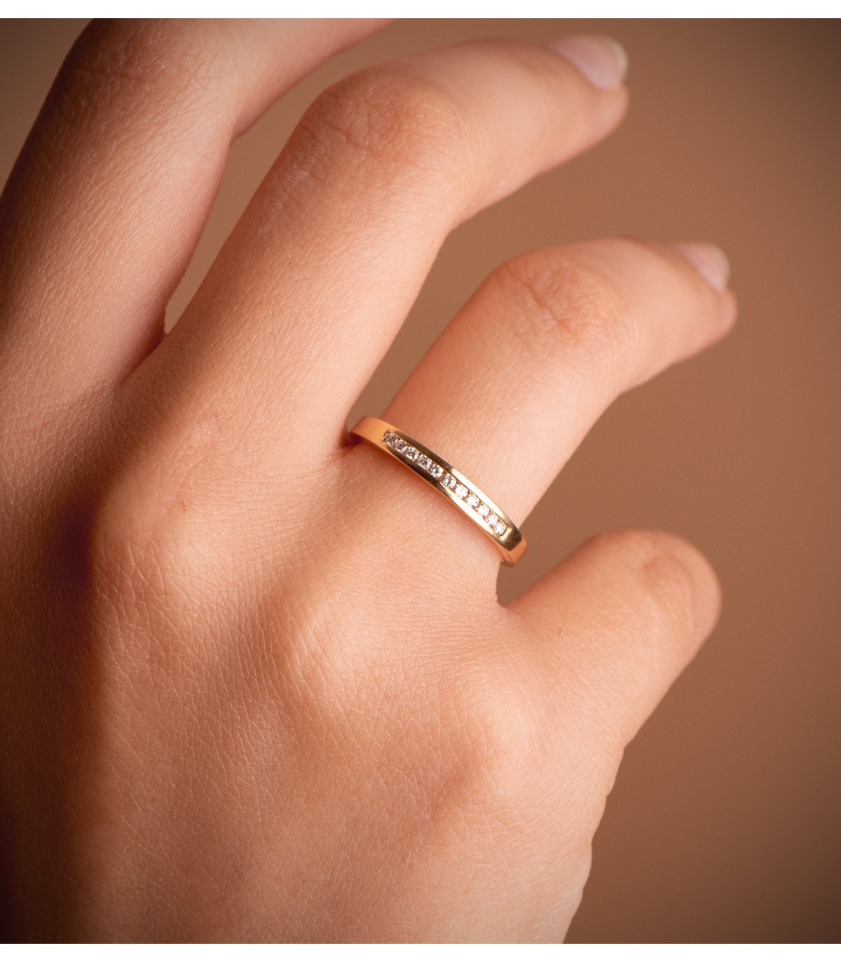 Anelli di fidanzamento in oro giallo. Anello con diamanti. Oro 18 carati.