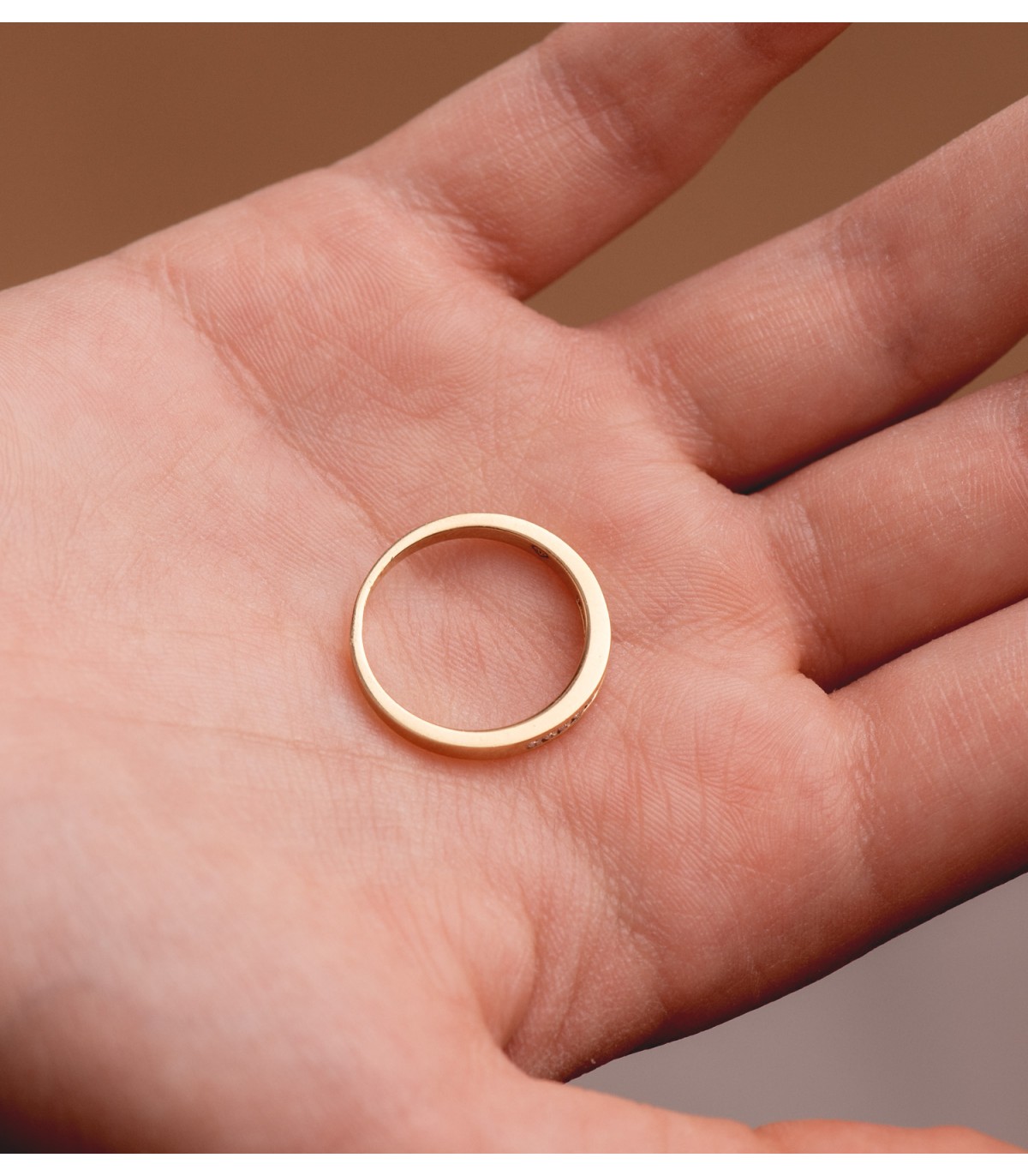 Anelli di fidanzamento in oro giallo. Anello con diamanti. Oro 18 carati.