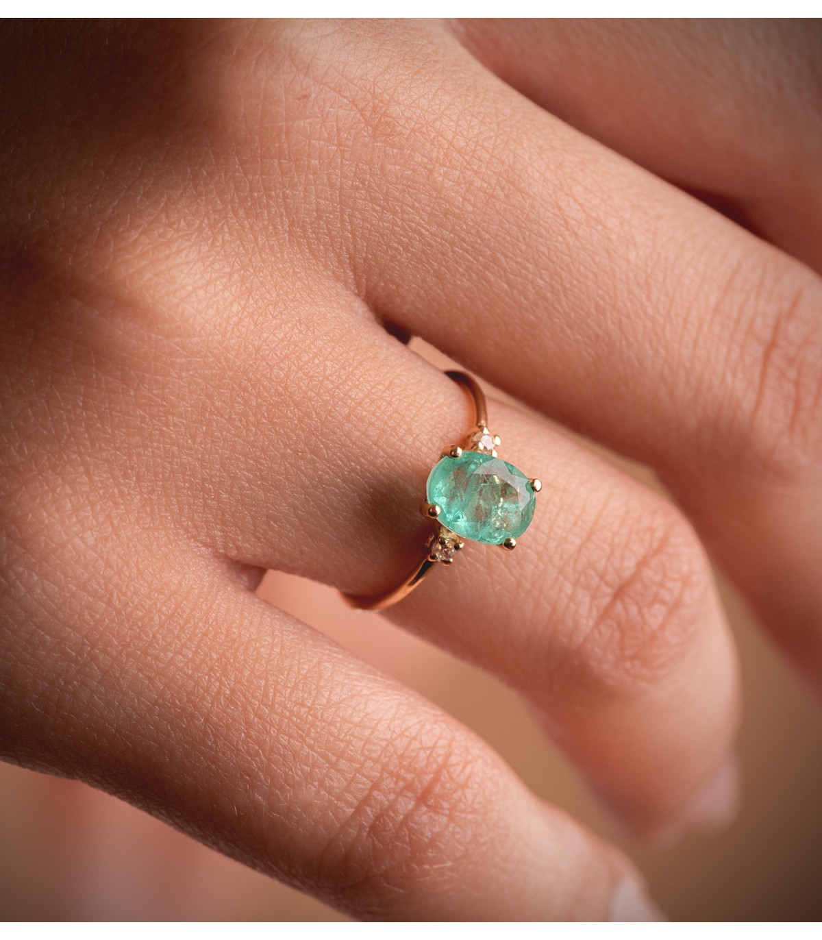 anillo de oro con piedra verde