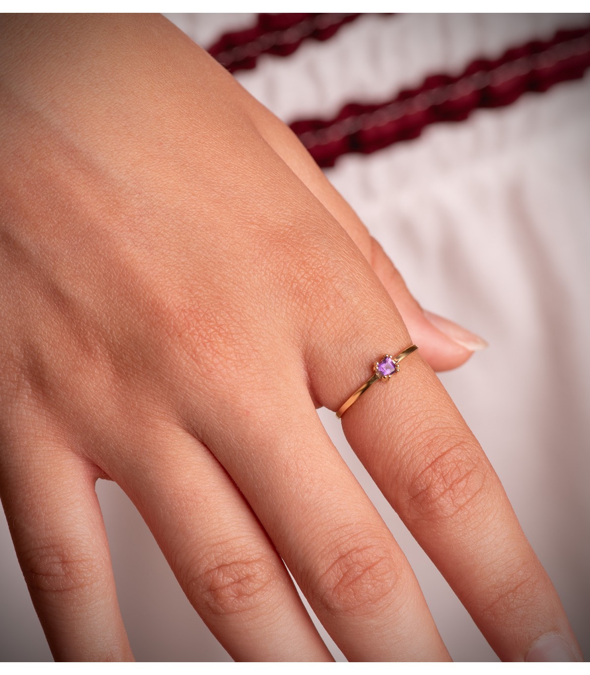 Anello con ametista quadrata princess, in oro giallo 18 kt - Gioielli da donna online