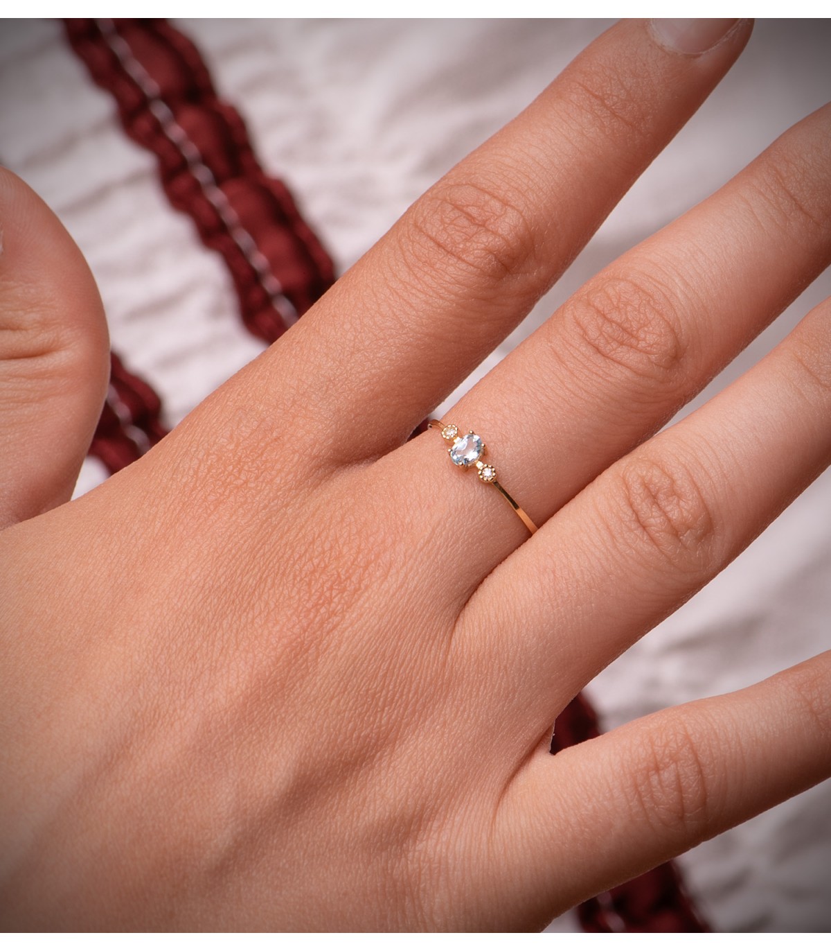 Anello da donna con pietra preziosa. Modello Garbo con acquamarina e diamanti.