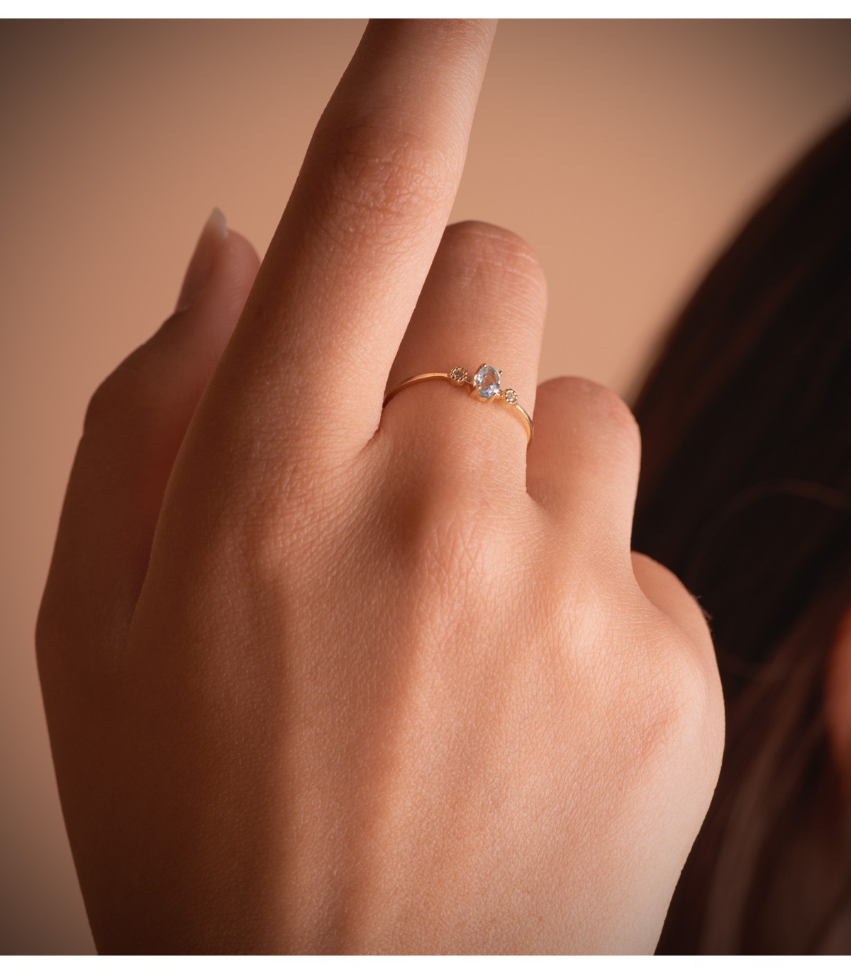 Bague pour femme avec pierre précieuse. Modèle Garbo avec aiguemarine et diamants.