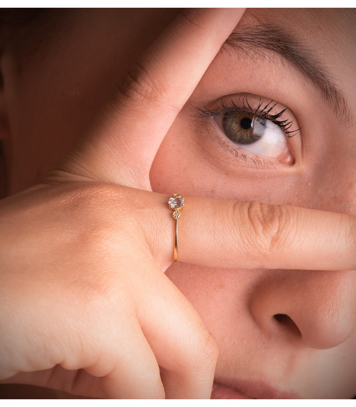 Anillo de mujer en oro amarillo con piedra preciosa. Modelo Garbo con aguamarina y diamantes.